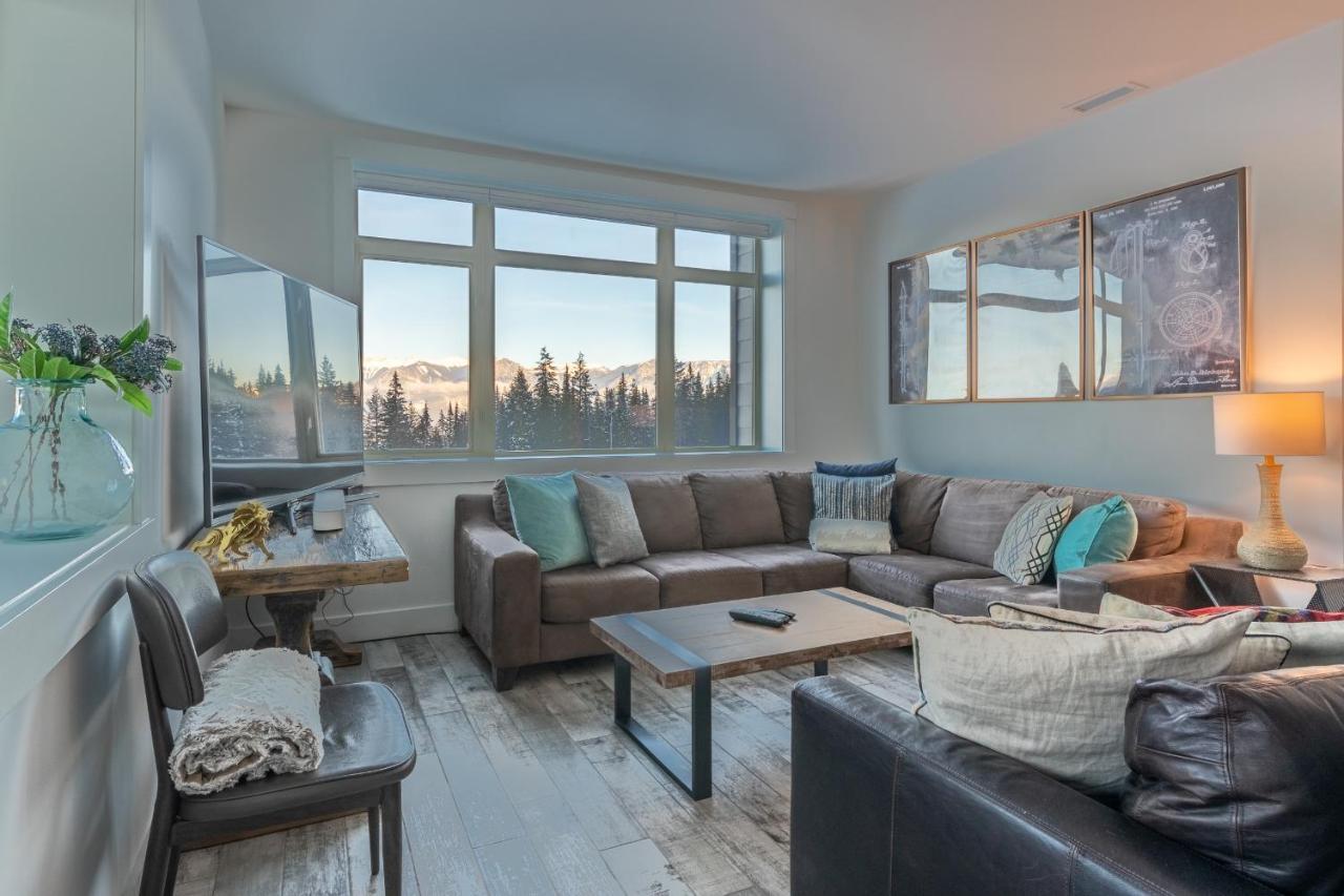 Fully Renovated Ski-In/Out Loft With Private Hot Tub! Голдън Екстериор снимка