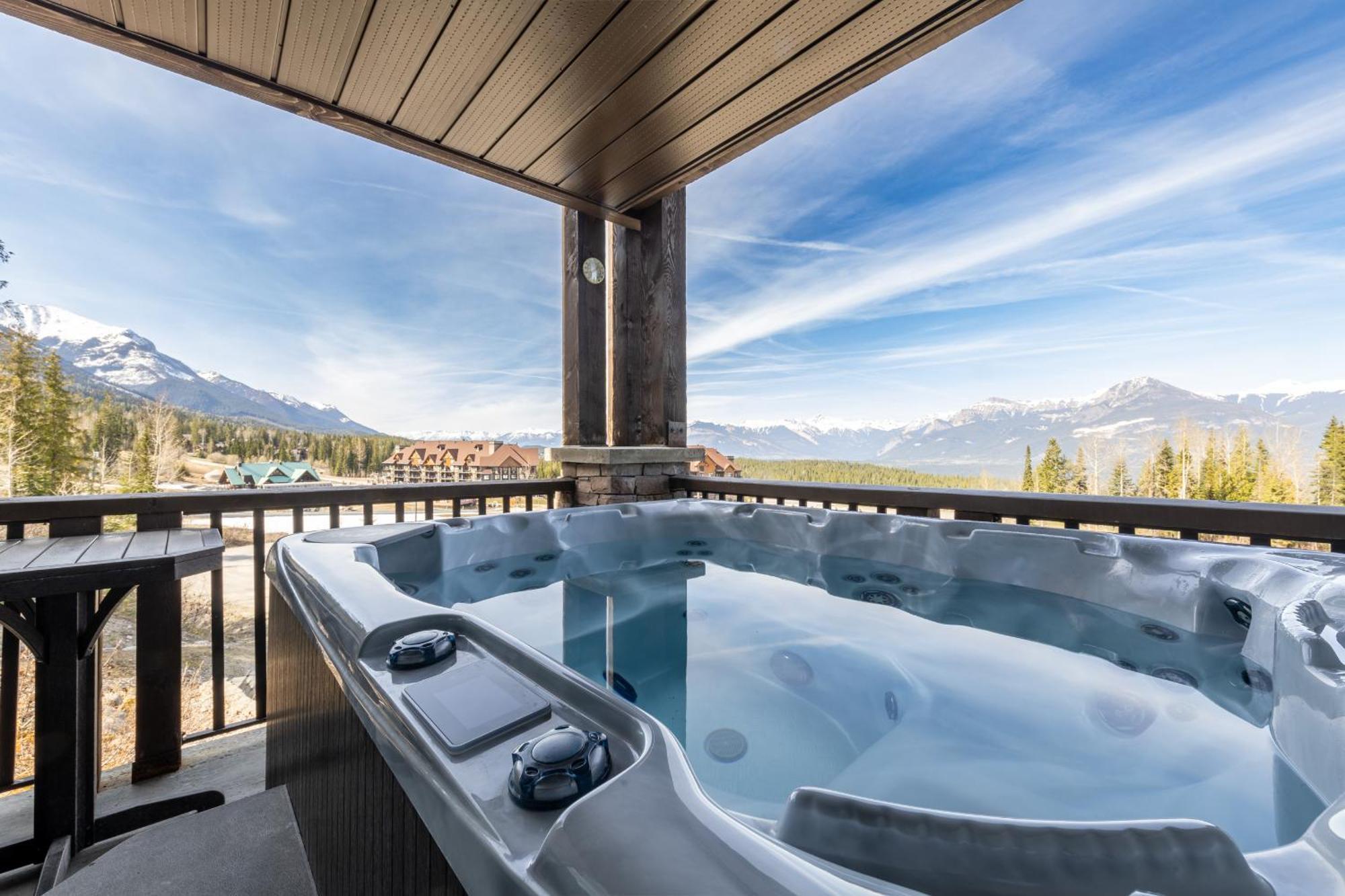 Fully Renovated Ski-In/Out Loft With Private Hot Tub! Голдън Екстериор снимка